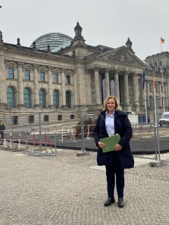 Bürgermeisterin vor dem Bundestag