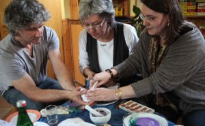 Peter Reichenbach, Sigrund Kampen und Lucie-Maria Rodemann extrahieren Farben aus Rotkohl.