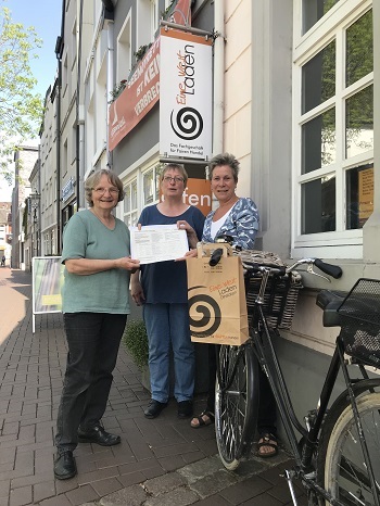 Drei Initiatorinnen von Dinslaken vor dem Eine Welt Laden an der Duisburger Straße