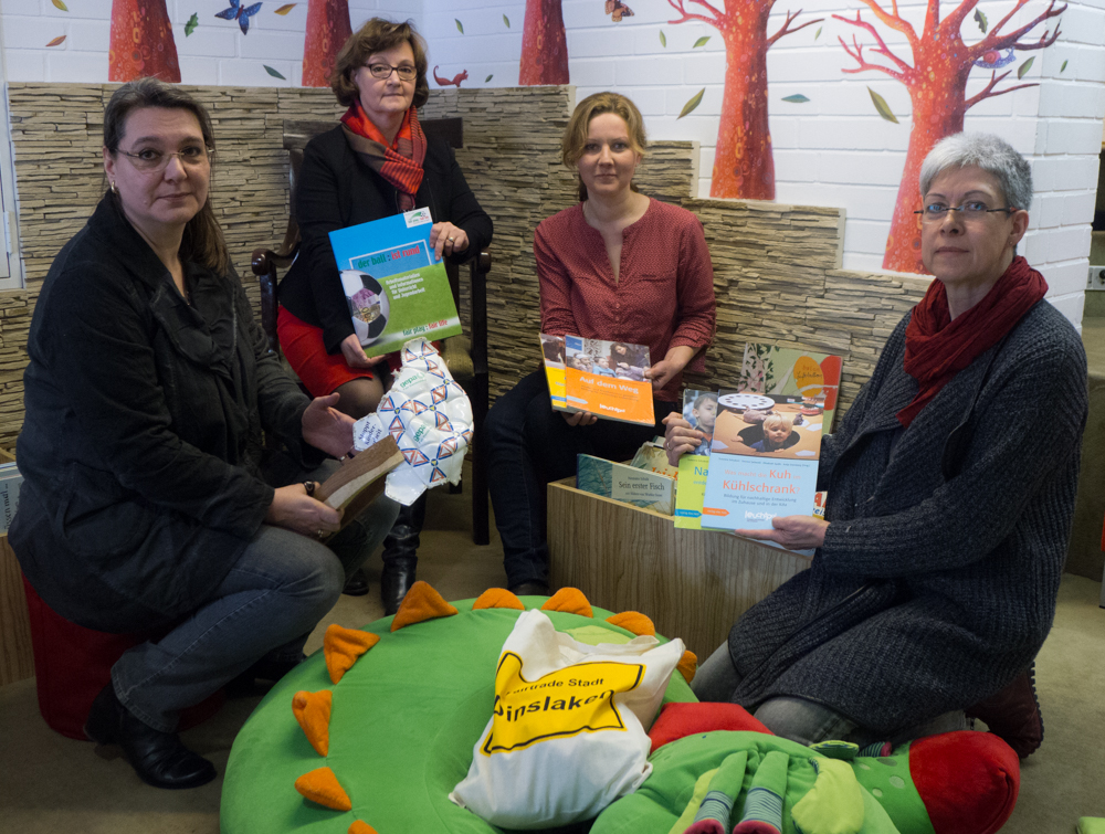 Foto von der Kitaleiterin Sigrun Kampen und Agenda-Beauftragte Lucie-Maria Rodemann mit Edith Mendel und Karina Kuta von der Stadtbibliothek 