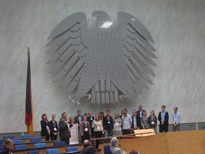 Jugendliche im Alten Bundestag Bonn unter dem Bundesadler