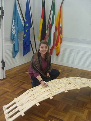 Agenda-Beauftragte Rodemann unterschreibt die Leonardo-Brücke als symbolische Brücke von Dinslaken nach Nagoja in Japan