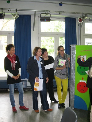 Ausstellungseröffnung echt stark im P-Dorf Dinslaken mit Anja Krebs, Antje Peter, Karin Budahn-Diallo und Andrea Patino an einer der Infosäulen