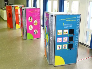 Teilansicht der Ausstellung echt stark im P-Dorf im Baumschulenweg in Oberlohberg