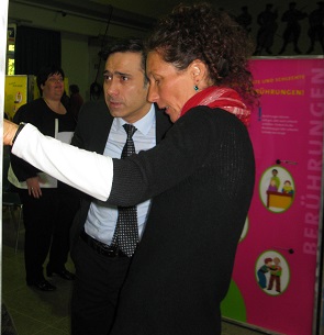 Stellvertretender Bürgermeister Eyüp Yildiz und Anja Krebs von der AWO-Alaufstelle gegen sexuelle Gewalt im Gespräch an einer Infotafel der Ausstellung echt stark