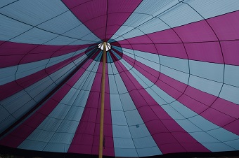 Fallschirm im Burginnenhof