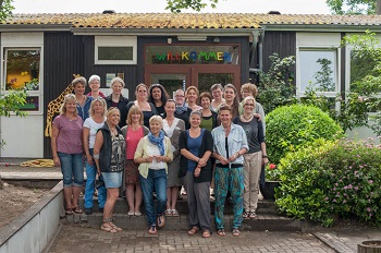 Teilnehmerinnen der Weiterbildung vor dem Eingang zur Kindertagesstätte Villa Kunterbunt