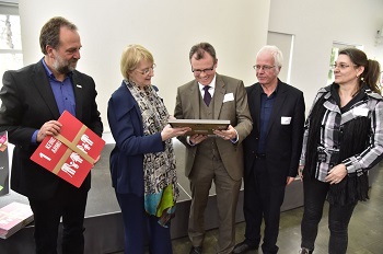 Bürgermeister Dr. Heidinger bei der Urkundenverleihung Global Nachhaltige Kommune