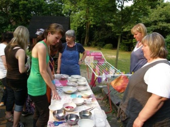 Herstellung der Lappen im Workshop Färbergärten in Dinslaken