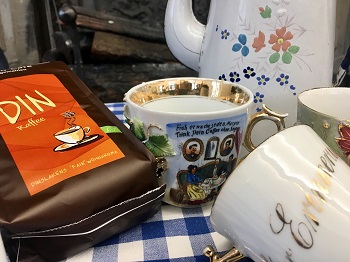 Kaffeekanne, Kaffeetassen und ein Päckchen DIN-Kaffee