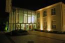 Museum bei Nacht mit stimmungsvoller Beleuchtung