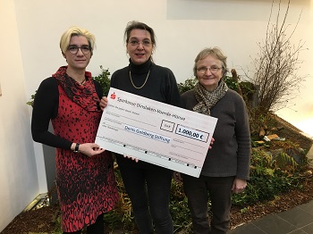 Cordula Hemlmann vom Museum Voswinckelshof, Lucie-Maria Rodemann vom städtischen Agenda-Büro und Edith Bruckwilder von der Eine Welt Gruppe Dinslaken präsentieren die Summe von 1000 Euro durch einen übergroßen Scheck