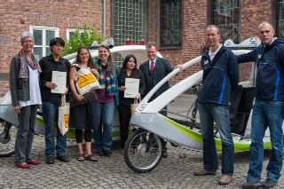 Delegation aus Chile mit den deutschen Gastgebern, dem Bürgermeister und den Fahrern der DIN-Räder im Burginnenhof des Dinslakener Rathauses