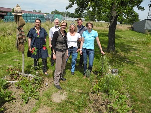 Sechs Teilnehmer und Teilnehmerinnen im neuen Patchwork-Garten in der Rheinaue