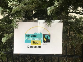 Logo Fairtrade Town Dinslaken laminiert als Tannenbaumschmuck