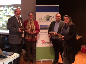 Foto von Wolfgang Kammann, Sprecher der Arbeitsgemeinschaft Energie und Umwelt, Jutta Becker-Ufermann, Bildungsreferentin und zertifizierte Kräuterpädagogin, Gerd Drüten, Leiter der VHS Dinslaken-Voerde-Hünxe und Lucie-Maria Rodemann, Agenda-Beauftragte der Stadt Dinslaken