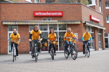 Fahrradfahrer vor der Verbraucherzentrale