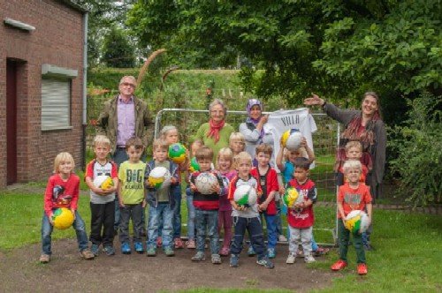 Kinder der Villa Kunterbunt mit ihrem Coach Emine (hinten mit Trikot)
