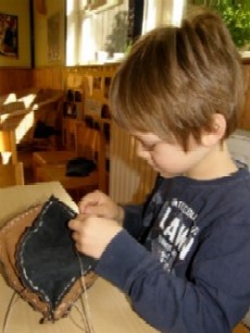 Jannik Banning nähte 2010 einen eigenen Ball aus Lederstücken.