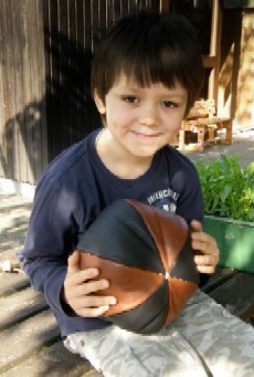 Jannik Benning 2010 mit dem fertigen Ball.