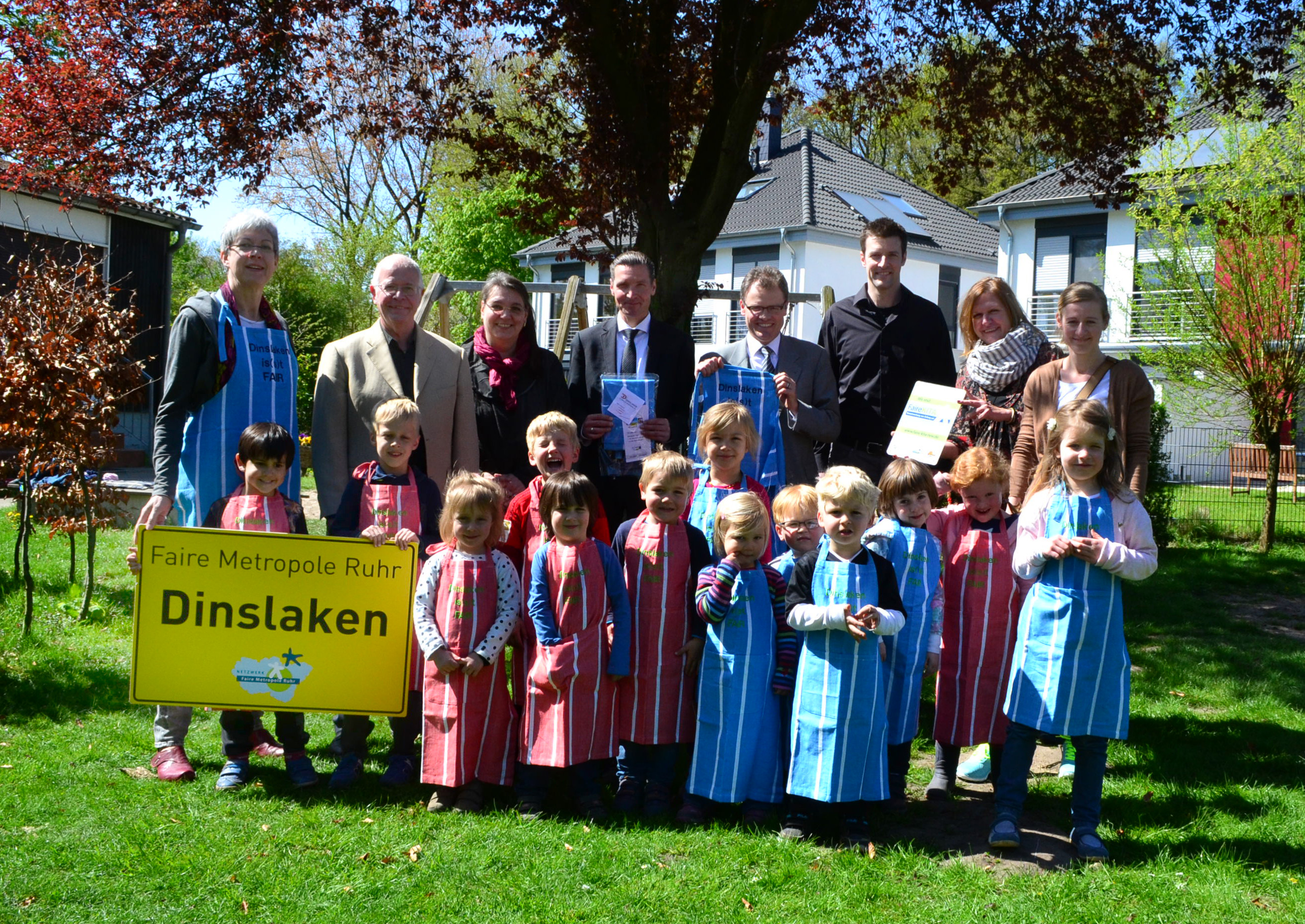 Kinder der Villa Kunterbunt mit Schürzen