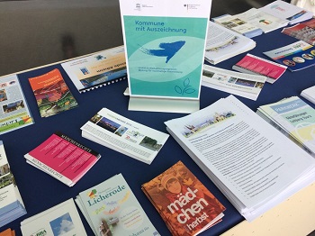 Infotisch auf dem Markt der Möglichkeiten auf dem ersten Agendakongress BNE