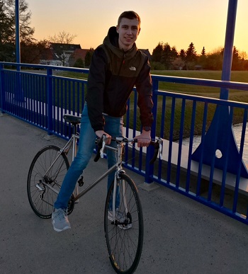 Teamkapitän Lukas Zinnecker mit dem Rad unterwegs