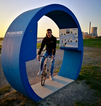 Teamkapitän Lukas Zinnecker mit dem Rad unterwegs am Rhein
