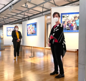 Bürgermeisterin Michaela Eislöffel und Birgit Stifter vom Friedensdorf International im Museum Voswinckelshof im März 2021