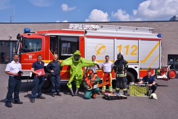 Feuerwehr Dinslaken: Feuerwehrleute in Ausrüstung vor einem Feuerwehrauto