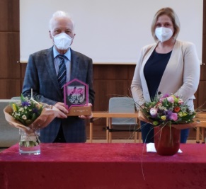 Übergabe des Heimatpreises von Bürgermeisterin Michaela Eislöffel an Sepp Aschenbach