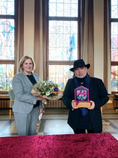 Übergabe des Heimatpreises von Bürgermeisterin Michaela Eislöffel an Adnan Köse
