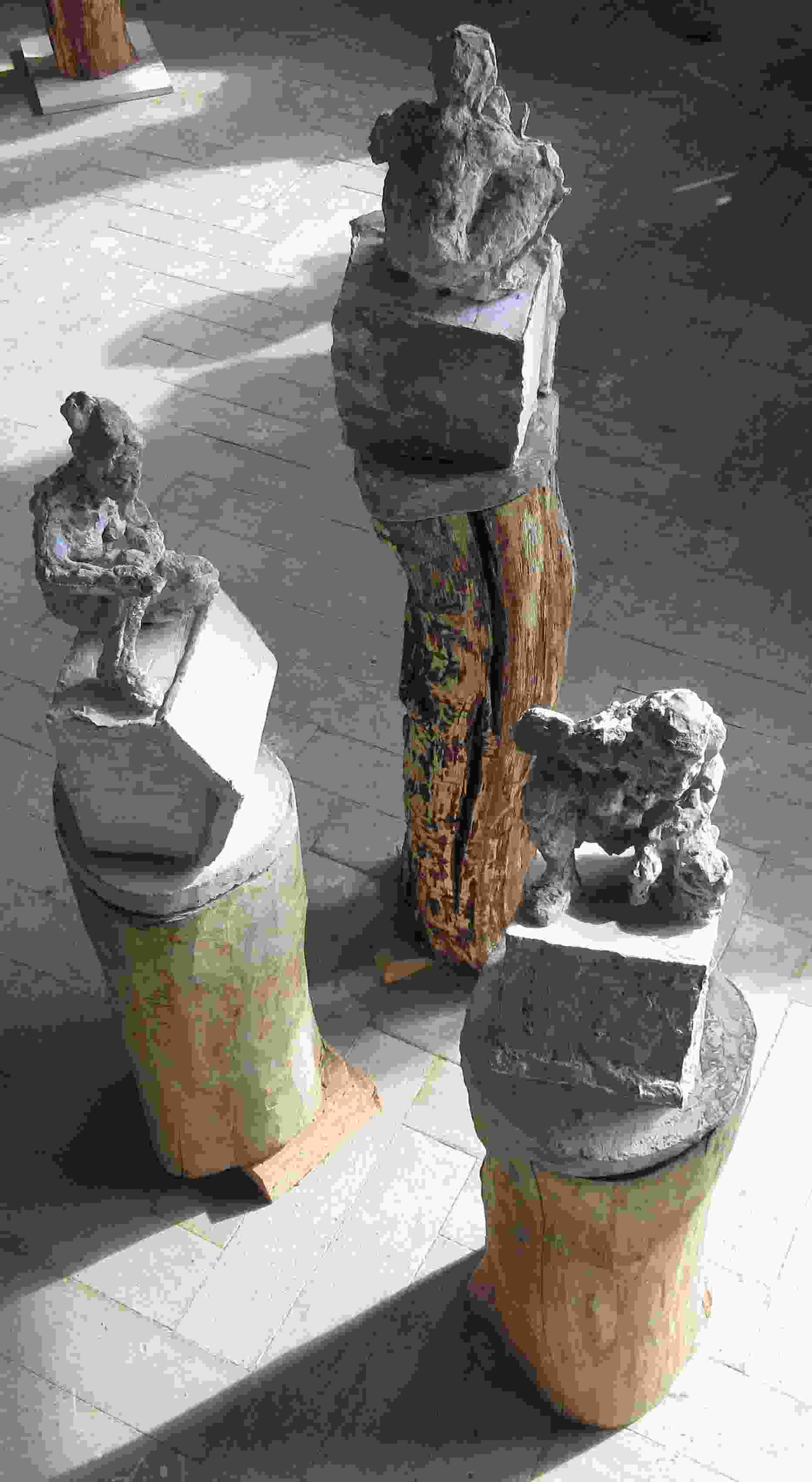 Drei Skulpturen von Gert Kiessling: Menschliche Figuren auf Baumstämmen