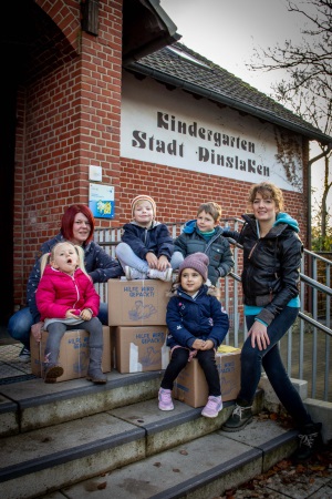 stellvertretende Kita-Leiterin Sandra Remke (links im Bild) und die erste Vorsitzende des Elternbeirats Katja Lortz mit Kinder des Elternbeirates 2021
