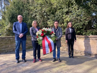 Bürgermeister*innen der Stadt Dinslaken bei der Kranzniederlegung auf dem Parkfriedhof
