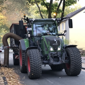 Traktor mit Laubsauger im Stadtgebiet