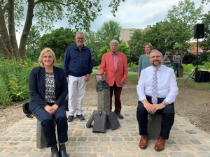 Bürgermeisterin Michaela Eislöffel, Ronny Schneider vom Heimatverein Dinslaken, Künstler Alfred Grimm, Kulturdezernentin Christa Jahnke-Horstmann, Oberrabbiner David Geballe am 24.06.2021