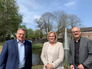 Mario Balgar, Bürgermeisterin Michaela Eislöffel, Alexandro Hugenberg im April 2022