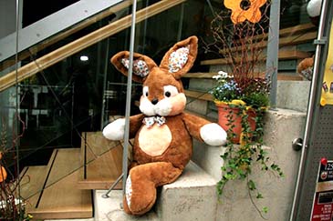 Osterhase auf der Museumstreppe 