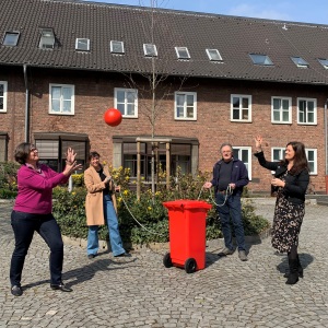 Andrea Köppen (Sprecherin der Grundschulen), Petra Kulhoff (Leiterin Stabsstelle Sozial- und Jugendhilfeplanung), Peter Lange (Stadtsportverband Dinslaken) und Katharina Tenhonsel (Koordinatorin Unser DINgg) testen den Inhalt der Roten Tonnen
