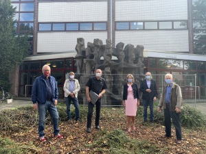 Foto von links nach rechts: Ronny Schneider (Vorsitzender des Kultur- und Partnerschaftsausschusses), Thomas Termath (Leiter Geschäftsbereich „Bildung, Kultur, Freizeit, Sport“ der Stadtverwaltung), Restaurator Werner Paetzke, Kulturdezernentin Christa Jahnke-Horstmann, Dr. Ulrich Tekathen, Dr. Peter Theißen (Leiter Museum Voswinckelshof)