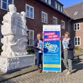 Bürgermeisterin Michaela Eislöffel und Frau Ackermann mit dem Banner der Solarmetrolpole Ruhr