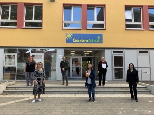 Schulleiterin Diana Linder, Schul- und Sozialdezernentin Christa Jahnke-Horstmann, Holger Mrosek, Leiter des städtischen Geschäftsbereichs Jugend und Soziales, Hacer Kilic vom Internationalen Bund, Angelika Oppat-Balding vom Internationalen Bund, Dr. Nadia Kraam, Bildungskoordinatorin für Neuzugewanderte vom Kommunalen Integrationszentrum Kreis Wesel am 10.09.2020