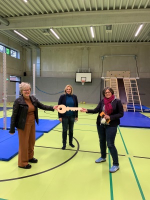 ProZent-Geschäftsführerin Walburga Wüster, Bürgermeisterin Michaela Eislöffel, Schulleiterin Andrea Köppen bei Schlüsselübergabe am 29.11.2021