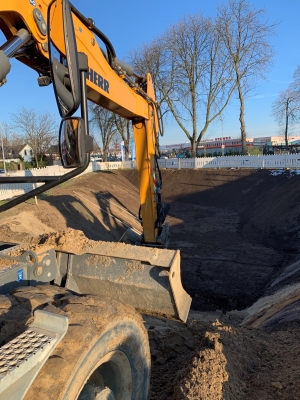 Bagger arbeitet an der Überflutungsfläche 25.01.2021