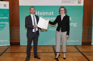 Urkundenübergabe DIN FLEG-Geschäftsführer Dominik Erbelding und Ministerin Ina Scharrenbach am 22.06.2021